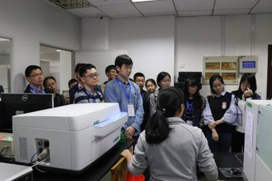 与会者参观实验室 英国上市公司365