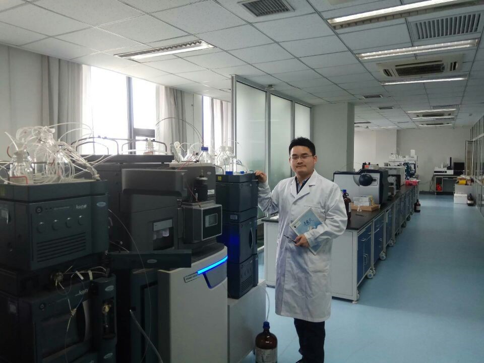 余惠凡与Watesr G2-S UPLC-QTOF 液相色谱仪合影 英国上市公司365